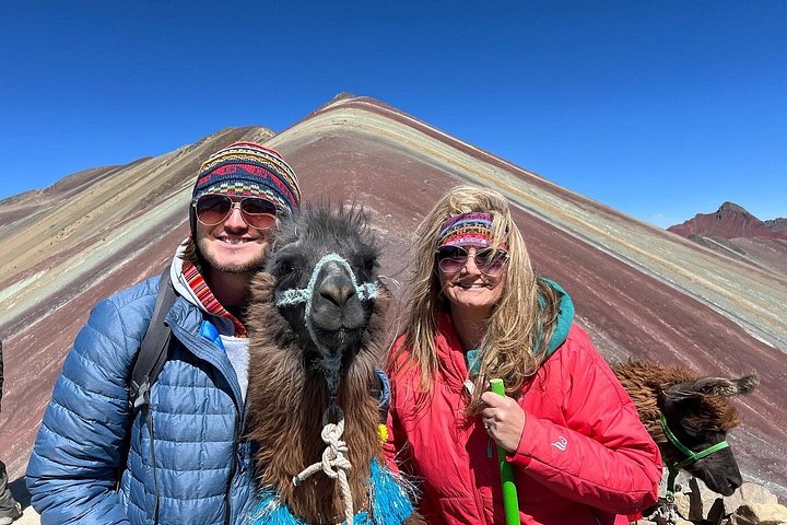 Tourists hiking to the colorful Rainbow Mountain in the Peruvian Andes, photo 28 | wizardtrip