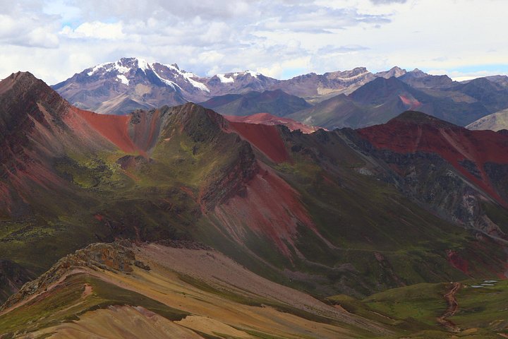 Tourists hiking to the colorful Rainbow Mountain in the Peruvian Andes, photo 29 | wizardtrip
