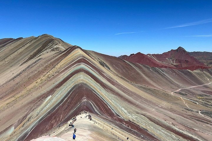 Tourists hiking to the colorful Rainbow Mountain in the Peruvian Andes, photo 30 | wizardtrip