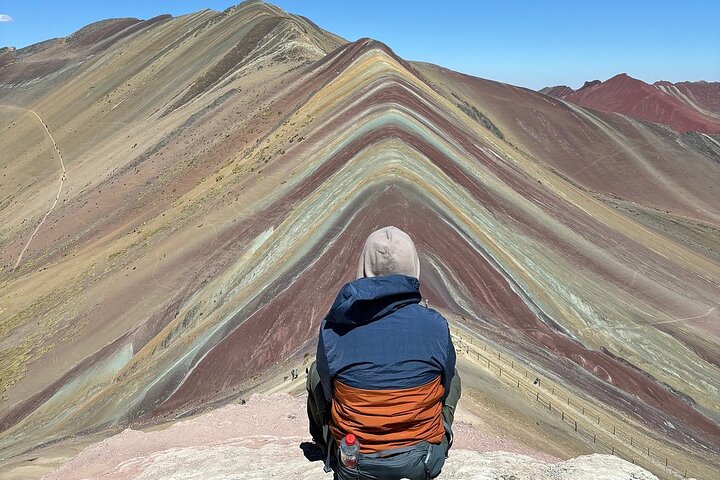 Tourists hiking to the colorful Rainbow Mountain in the Peruvian Andes, photo 31 | wizardtrip