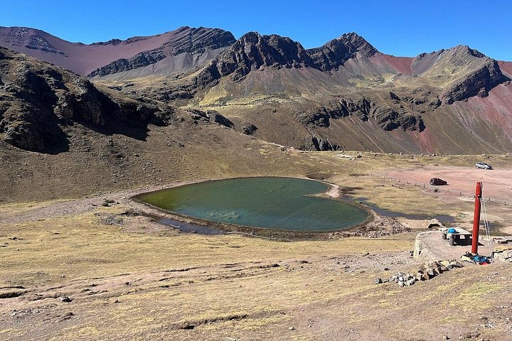 Tourists hiking to the colorful Rainbow Mountain in the Peruvian Andes, photo 32 | wizardtrip
