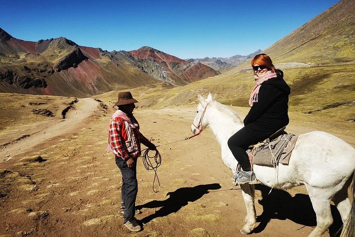 Tourists hiking to the colorful Rainbow Mountain in the Peruvian Andes, photo 33 | wizardtrip