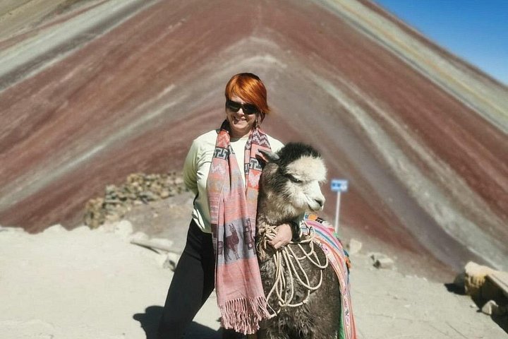 Tourists hiking to the colorful Rainbow Mountain in the Peruvian Andes, photo 34 | wizardtrip
