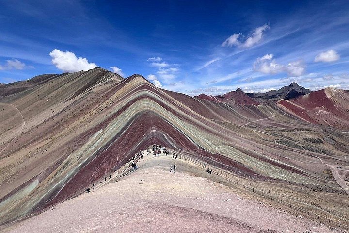 Tourists hiking to the colorful Rainbow Mountain in the Peruvian Andes, photo 35 | wizardtrip