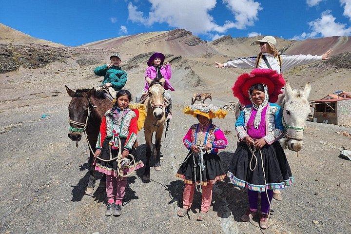 Tourists hiking to the colorful Rainbow Mountain in the Peruvian Andes, photo 36 | wizardtrip