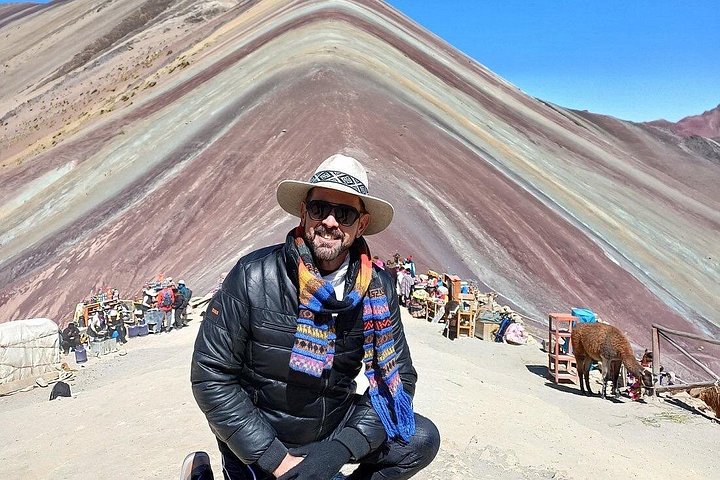 Tourists hiking to the colorful Rainbow Mountain in the Peruvian Andes, photo 37 | wizardtrip