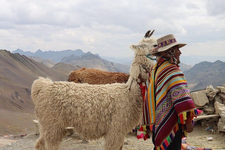 Tourists hiking to the colorful Rainbow Mountain in the Peruvian Andes, photo 38 | wizardtrip