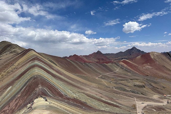 Tourists hiking to the colorful Rainbow Mountain in the Peruvian Andes, photo 39 | wizardtrip