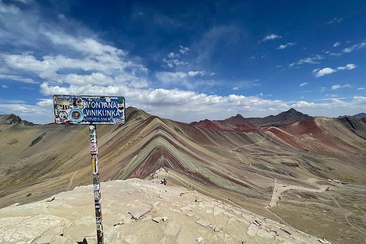Tourists hiking to the colorful Rainbow Mountain in the Peruvian Andes, photo 40 | wizardtrip