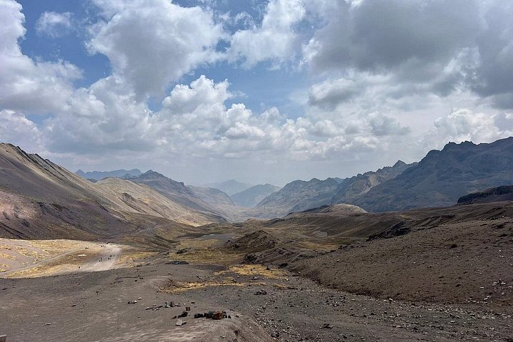 Tourists hiking to the colorful Rainbow Mountain in the Peruvian Andes, photo 41 | wizardtrip