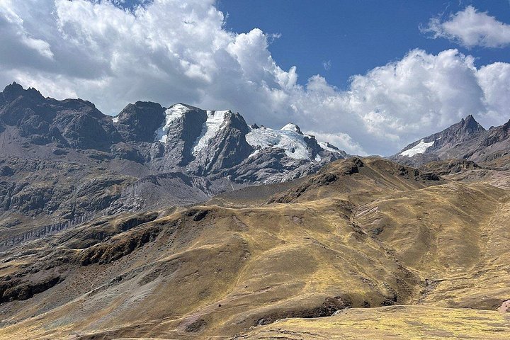Tourists hiking to the colorful Rainbow Mountain in the Peruvian Andes, photo 42 | wizardtrip