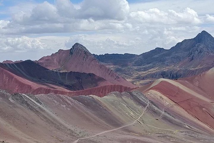 Tourists hiking to the colorful Rainbow Mountain in the Peruvian Andes, photo 43 | wizardtrip