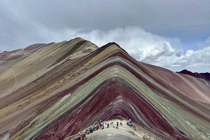 Tourists hiking to the colorful Rainbow Mountain in the Peruvian Andes, photo 44 | wizardtrip