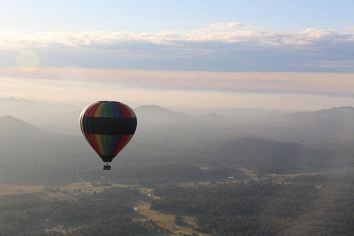 Varmluftsballong svever over det naturskjønne landskapet i Black Hills nær Custer, South Dakota, foto 6 | wizardtrip