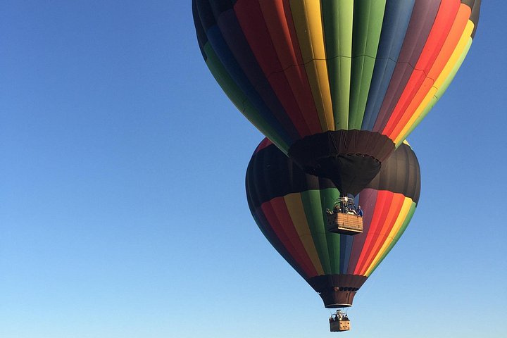Varmluftsballong svever over det naturskjønne landskapet i Black Hills nær Custer, South Dakota, foto 9 | wizardtrip