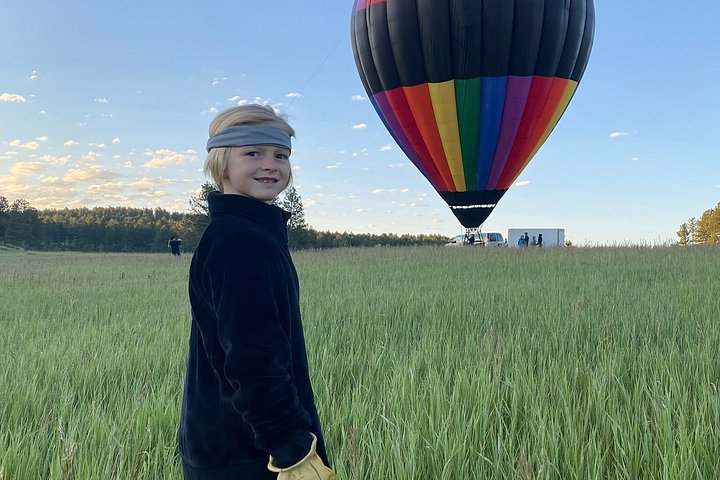 Varmluftsballong svever over det naturskjønne landskapet i Black Hills nær Custer, South Dakota, foto 12 | wizardtrip