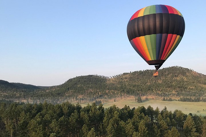Varmluftsballong svever over det naturskjønne landskapet i Black Hills nær Custer, South Dakota, foto 13 | wizardtrip