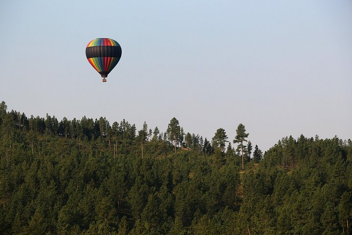 Varmluftsballong svever over det naturskjønne landskapet i Black Hills nær Custer, South Dakota, foto 14 | wizardtrip