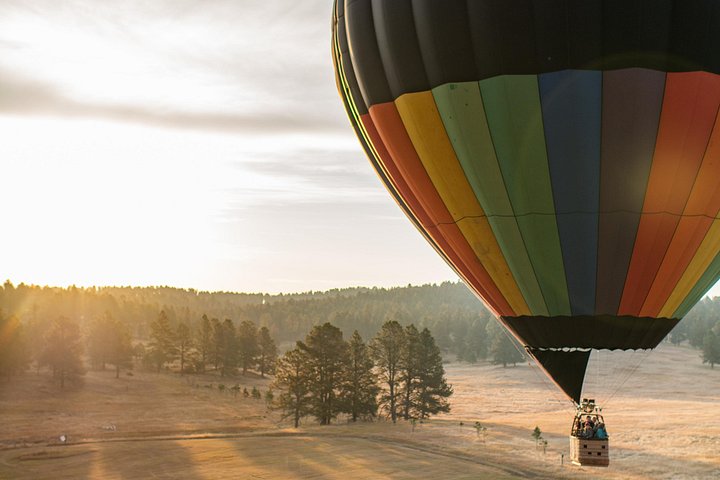Varmluftsballong svever over det naturskjønne landskapet i Black Hills nær Custer, South Dakota, foto 17 | wizardtrip