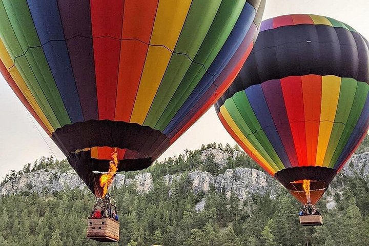 Varmluftsballong svever over det naturskjønne landskapet i Black Hills nær Custer, South Dakota, foto 18 | wizardtrip