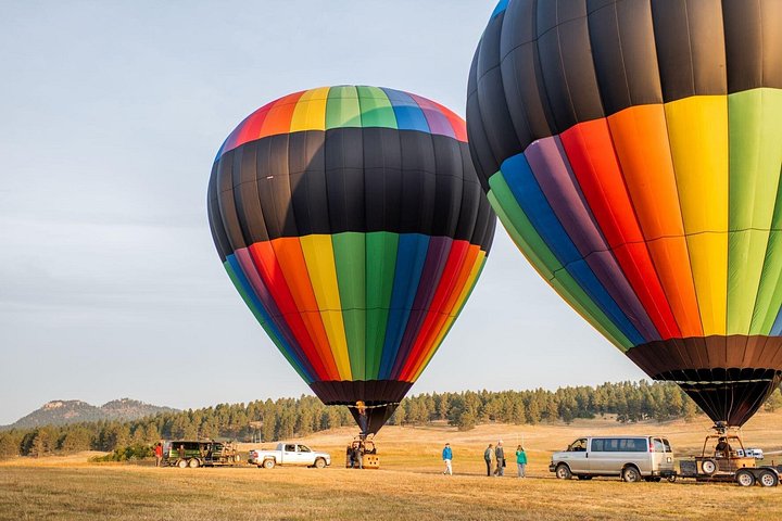 Varmluftsballong svever over det naturskjønne landskapet i Black Hills nær Custer, South Dakota, foto 21 | wizardtrip