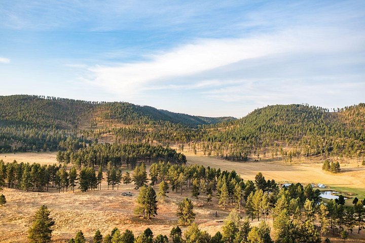 Varmluftsballong svever over det naturskjønne landskapet i Black Hills nær Custer, South Dakota, foto 22 | wizardtrip