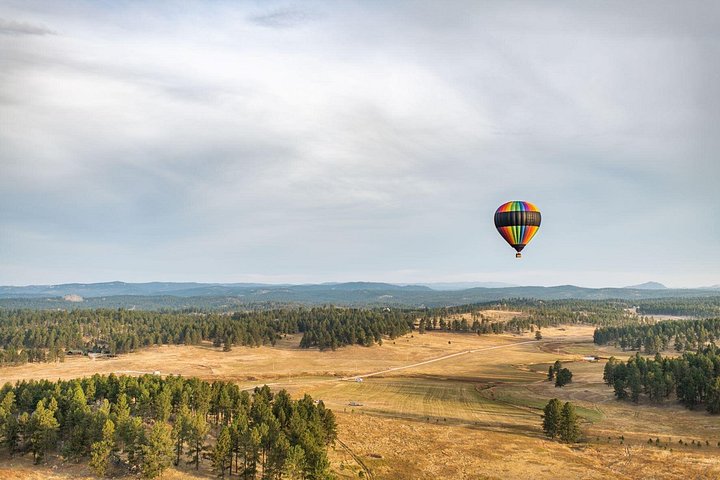 Varmluftsballong svever over det naturskjønne landskapet i Black Hills nær Custer, South Dakota, foto 26 | wizardtrip