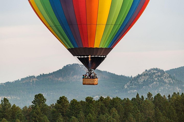 Varmluftsballong svever over det naturskjønne landskapet i Black Hills nær Custer, South Dakota, foto 27 | wizardtrip