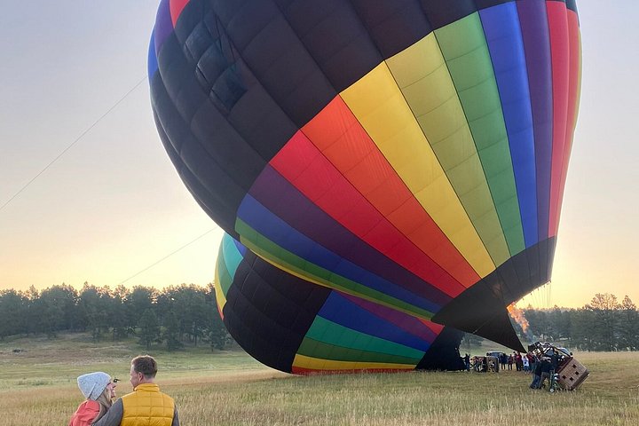 Varmluftsballong svever over det naturskjønne landskapet i Black Hills nær Custer, South Dakota, foto 28 | wizardtrip
