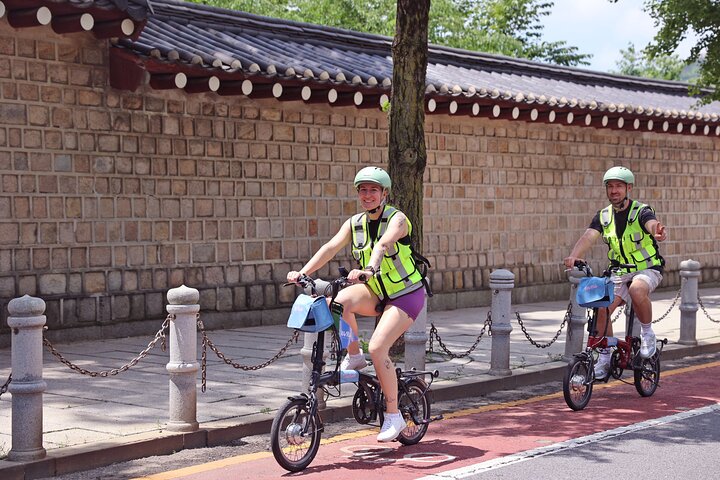 Balade à vélo électrique dans les rues historiques de Séoul, visite de palais, marchés et temples, photo 46 | wizardtrip