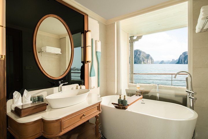 Luksuriøst velværecruise som navigerer de fantastiske kalksteinskarstene i Ha Long Bay, Vietnam, foto 18 | wizardtrip