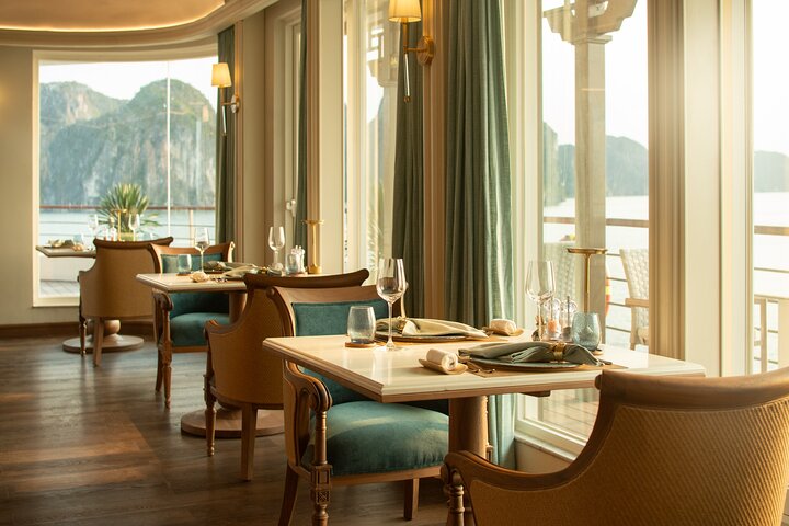 Luksuriøst velværecruise som navigerer de fantastiske kalksteinskarstene i Ha Long Bay, Vietnam, foto 24 | wizardtrip