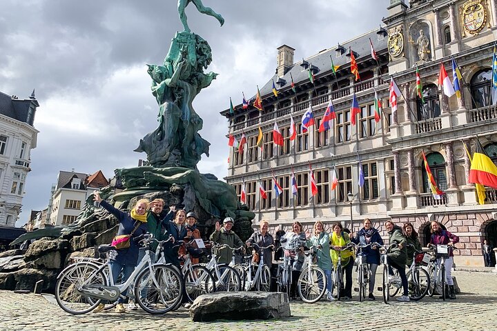 Tour guidato in bicicletta di 2 ore che esplora i punti salienti storici e i monumenti moderni di Anversa, foto 6 | wizardtrip