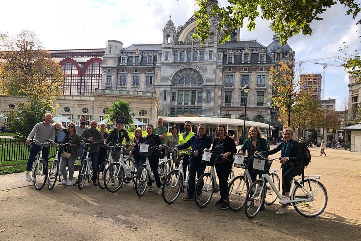 Tour guidato in bicicletta di 2 ore che esplora i punti salienti storici e i monumenti moderni di Anversa, foto 10 | wizardtrip