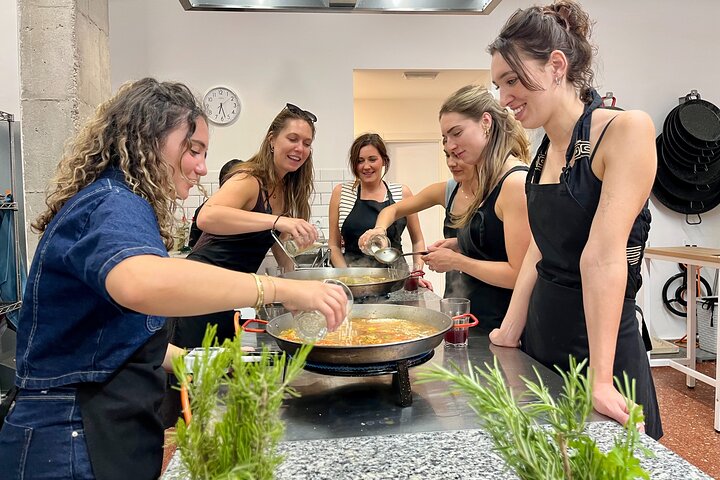 Cours de cuisine authentique de paella avec visite du marché et atelier sangría à Valence | wizardtrip