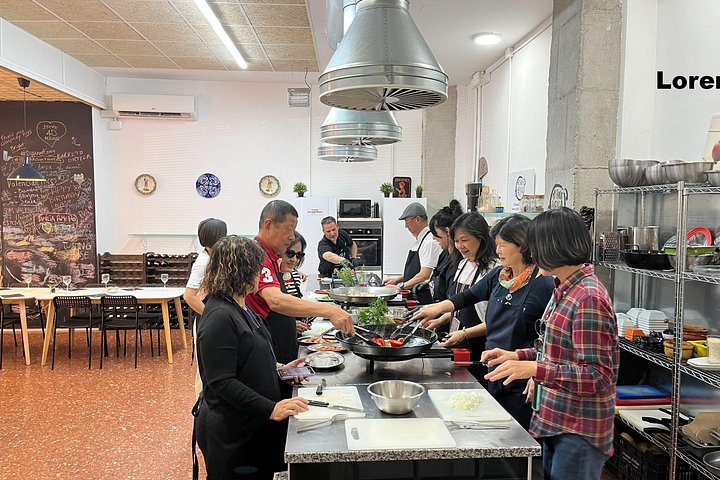 Praktische kookles paella met zeevruchten en sangria workshop in Valencia, Spanje, foto 7 | wizardtrip