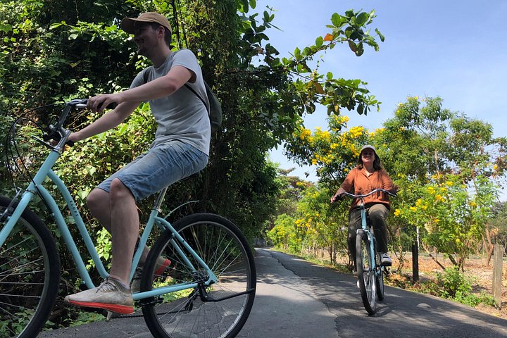 Utforska Bangkoks dolda bakgator och lokala liv på en guidad cykeltur, besök marknader och tempel, foto 6 | wizardtrip