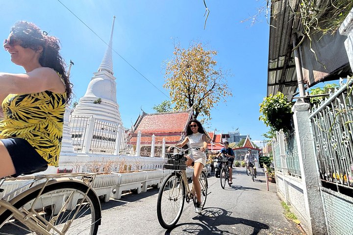 Utforska Bangkoks dolda bakgator och lokala liv på en guidad cykeltur, besök marknader och tempel, foto 7 | wizardtrip
