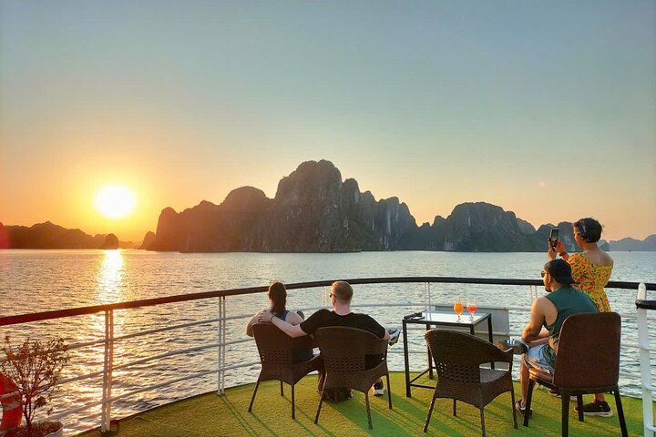 Heldagstur til Ha Long Bay fra Hanoi med kajak, frokost, grotte, ø | wizardtrip