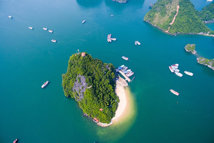 Full-day cruise exploring Ha Long Bay's caves, islands, and waters from Hanoi, photo 12 | wizardtrip