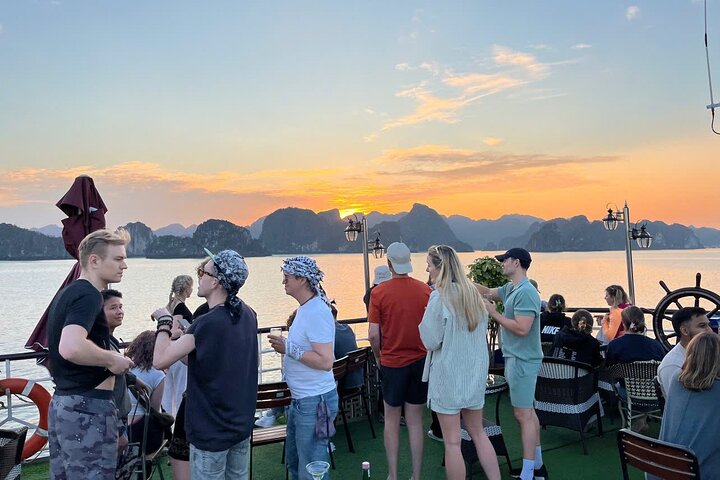 Full-day cruise exploring Ha Long Bay's caves, islands, and waters from Hanoi, photo 18 | wizardtrip
