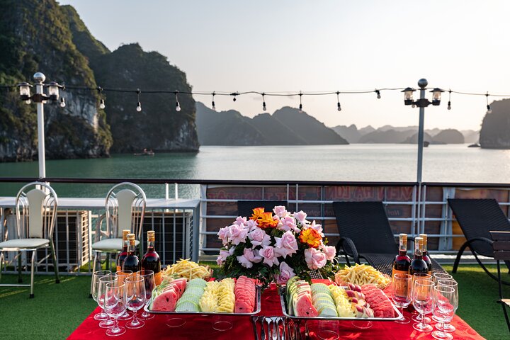 Full-day cruise exploring Ha Long Bay's caves, islands, and waters from Hanoi, photo 19 | wizardtrip