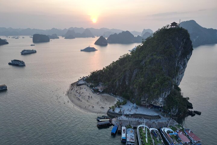 Full-day cruise exploring Ha Long Bay's caves, islands, and waters from Hanoi, photo 25 | wizardtrip