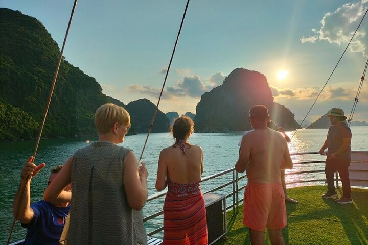 Full-day cruise exploring Ha Long Bay's caves, islands, and waters from Hanoi, photo 26 | wizardtrip