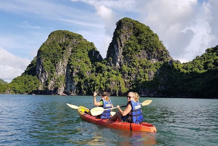Full-day cruise exploring Ha Long Bay's caves, islands, and waters from Hanoi, photo 28 | wizardtrip