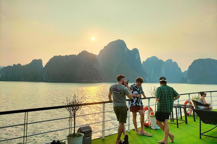 Full-day cruise exploring Ha Long Bay's caves, islands, and waters from Hanoi, photo 30 | wizardtrip