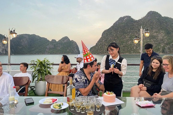 Full-day cruise exploring Ha Long Bay's caves, islands, and waters from Hanoi, photo 31 | wizardtrip