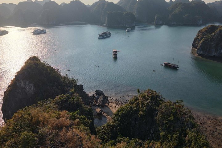 Full-day cruise exploring Ha Long Bay's caves, islands, and waters from Hanoi, photo 32 | wizardtrip