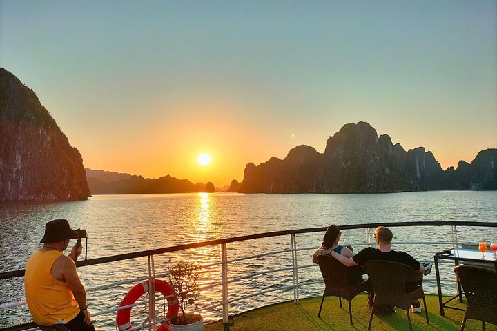 Full-day cruise exploring Ha Long Bay's caves, islands, and waters from Hanoi, photo 34 | wizardtrip