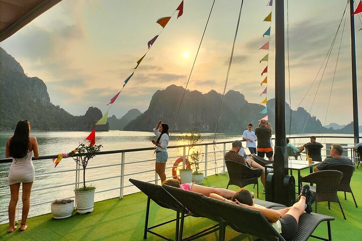 Full-day cruise exploring Ha Long Bay's caves, islands, and waters from Hanoi, photo 36 | wizardtrip